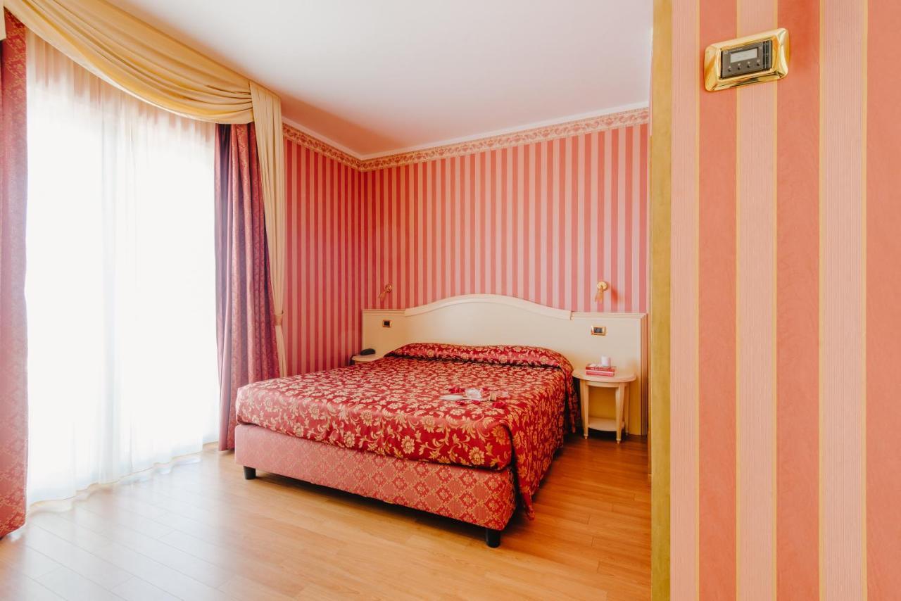 Hotel Liberty Roseto Degli Abruzzi Esterno foto